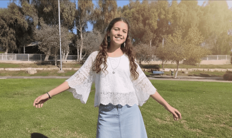 נערה מצטלמת לקליפ בת מצווה
